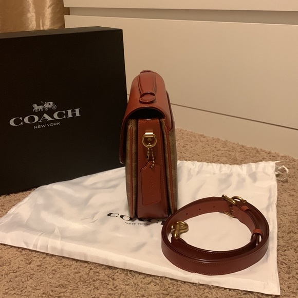 Coach Cassie in Signature Canvas - Picture 4 of 6